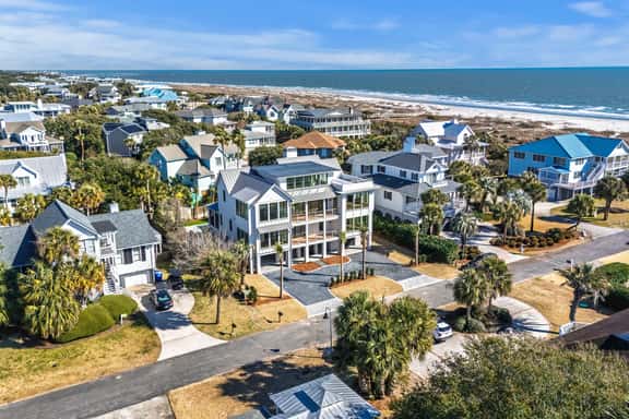 AV6-44: 6 44th Avenue - Image 1