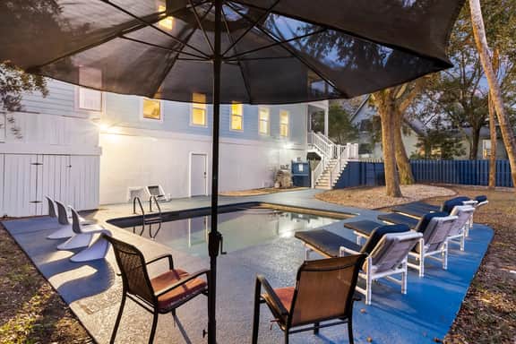 AV15-42: 15 42nd Avenue