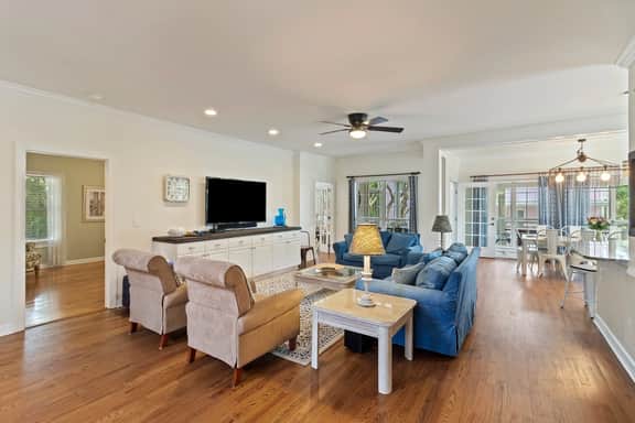 AV8-53: 8 53rd Avenue