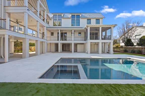 AV6-44: 6 44th Avenue