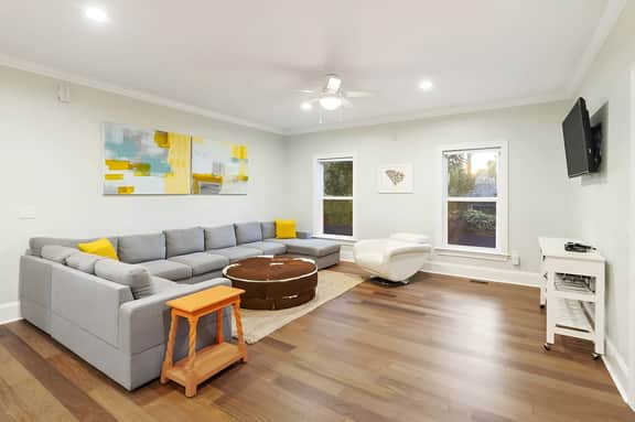 AV15-42: 15 42nd Avenue